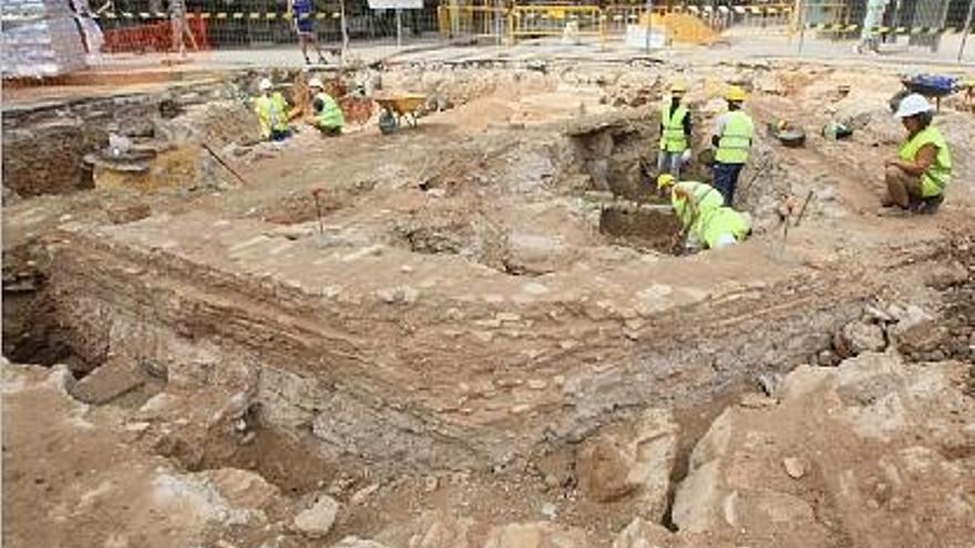 excavación. Primeros restos frente a la calle Pie de la Cruz que han aparecido durante las excavaciones.