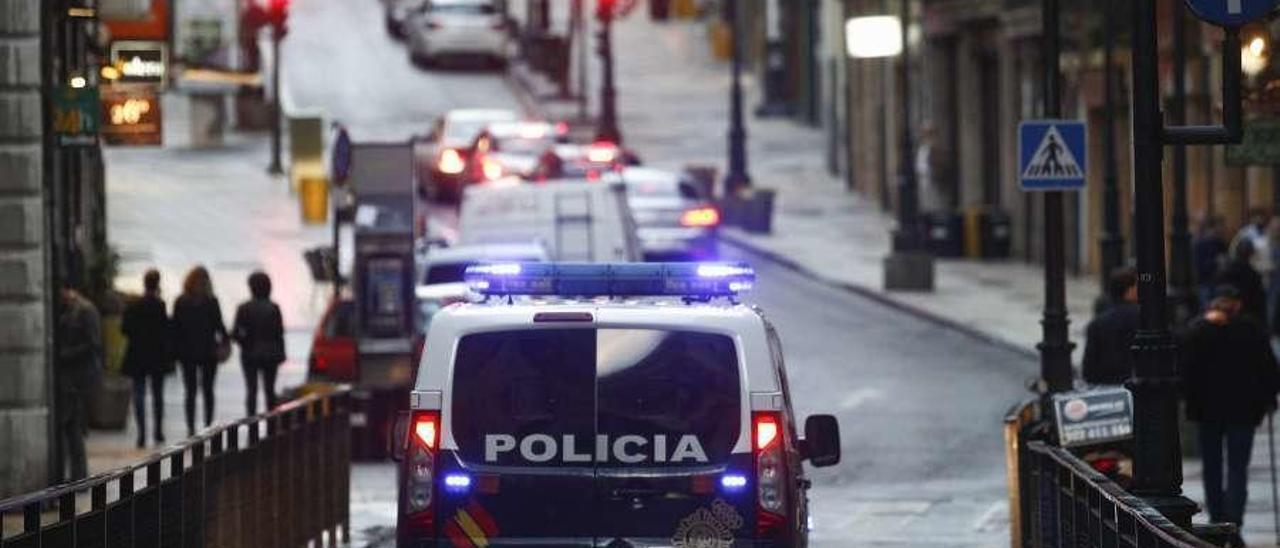 Una patrulla de la Policía Nacional recorre el Rosal.