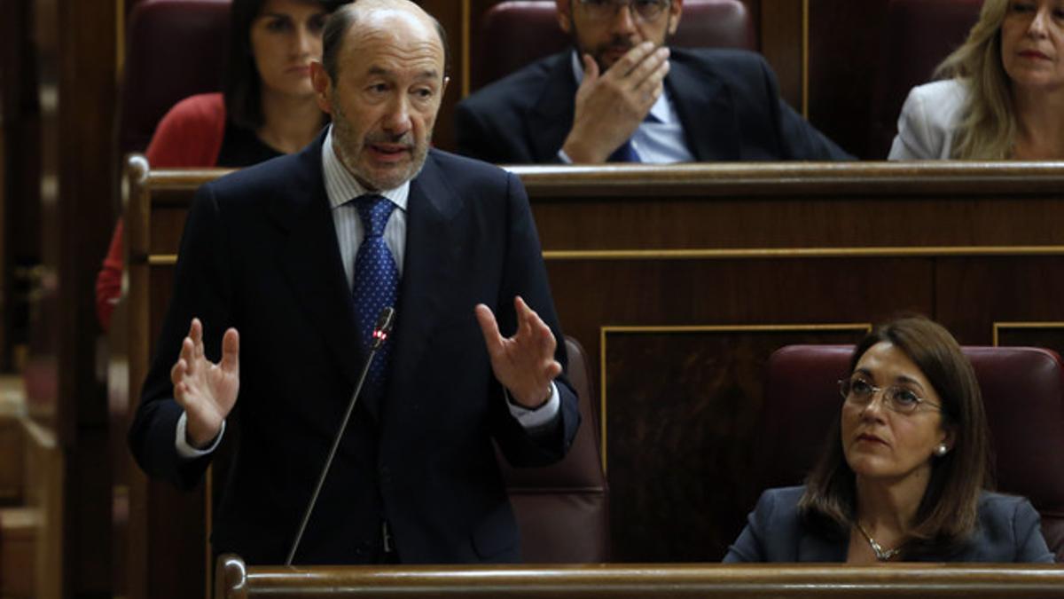 El líder del PSOE, Alfredo Pérez Rubalcaba, junto a su número dos, Soraya Rodríguez.