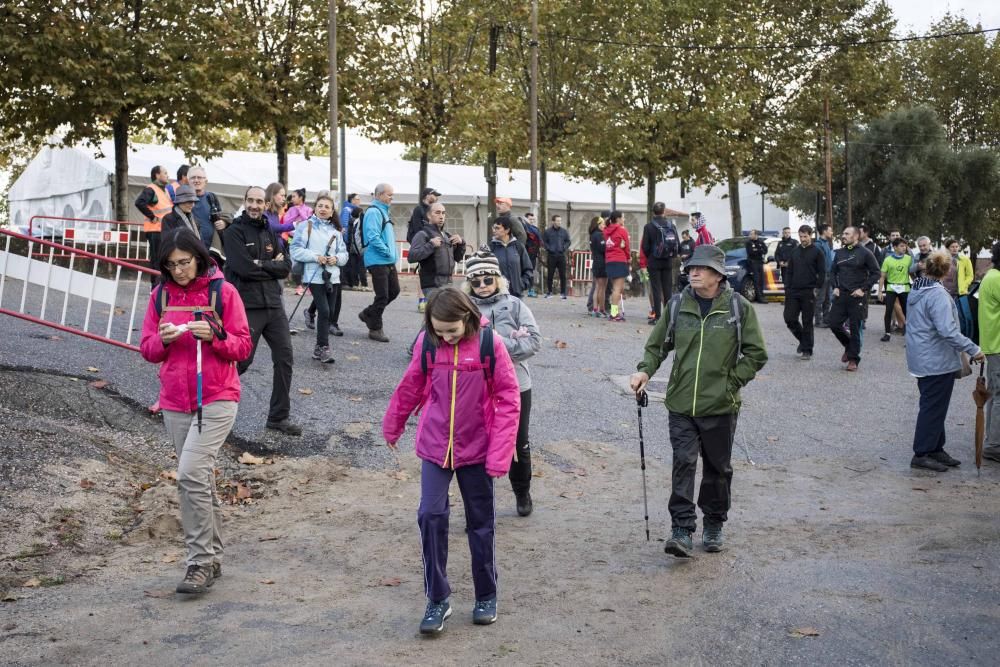 Más de medio millar de personas se citaron esta mañana en Coruxo para recorrer la zona quemada en octubre de 2017.