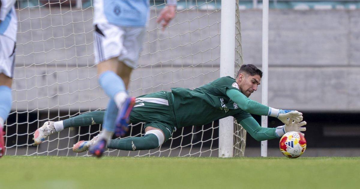 Álex Cobo, en un partido con el Compos.