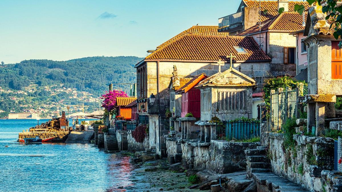 El pueblo gallego con hórreos y cruceiros que está bañado por una ría