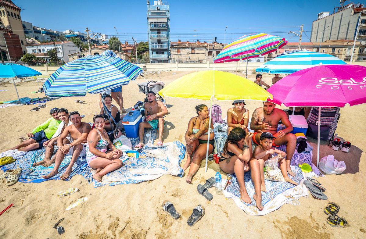 Familias disfrutando de un domingo de playa en El Masnou.