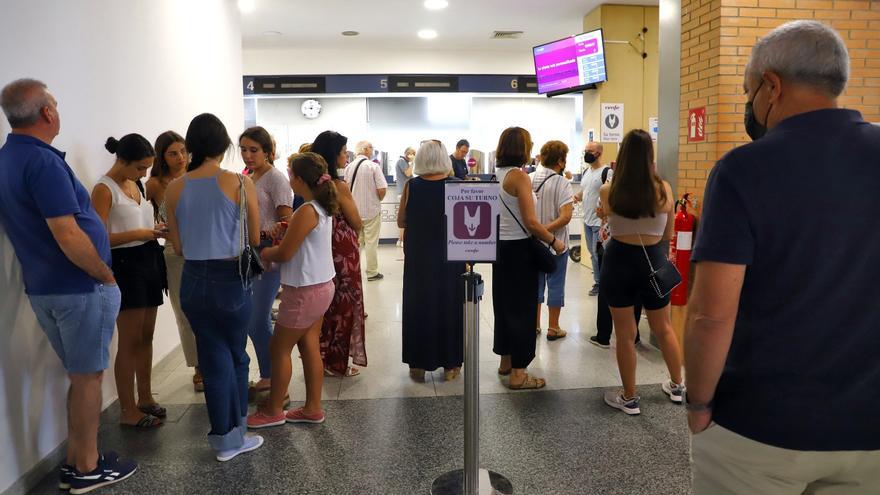 Usuarios soportan una larga cola en la estación de trenes de Córdoba para obtener el abono transporte
