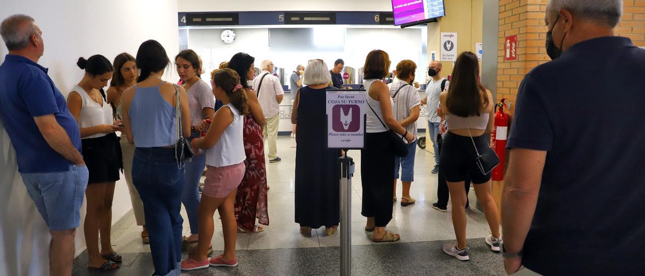 Larga cola de usuarios esperando este lunes en la estación de trenes de Córdoba para adquirir un abono transporte.