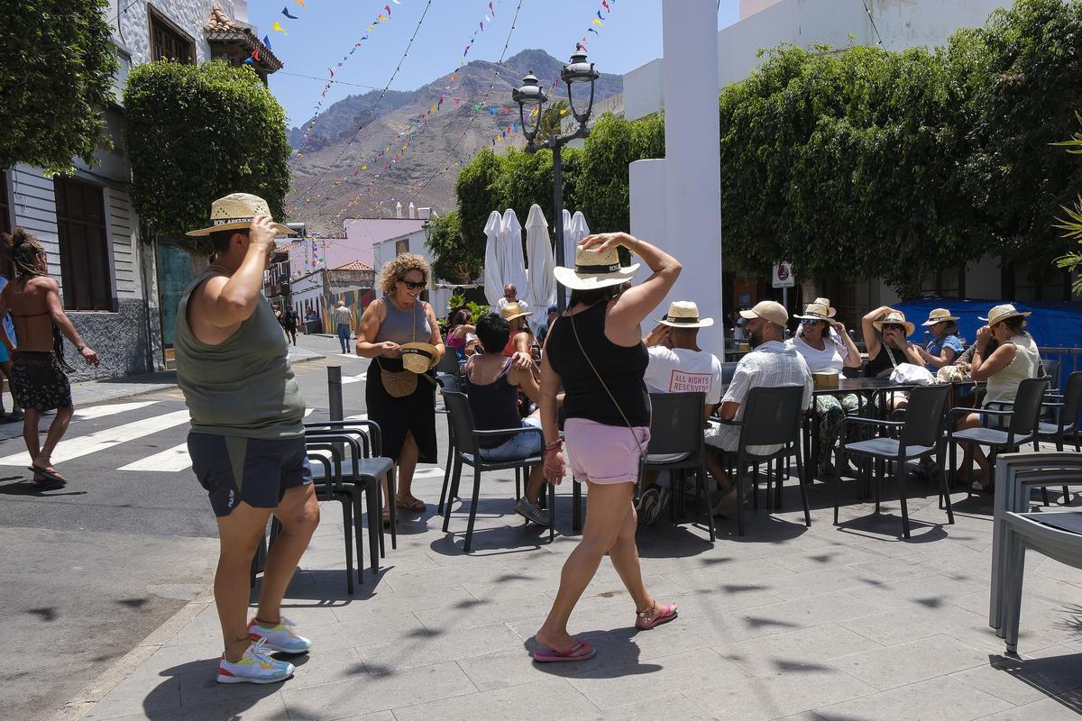 Los romeros tradicionales guardan la rama que bailarán mañana