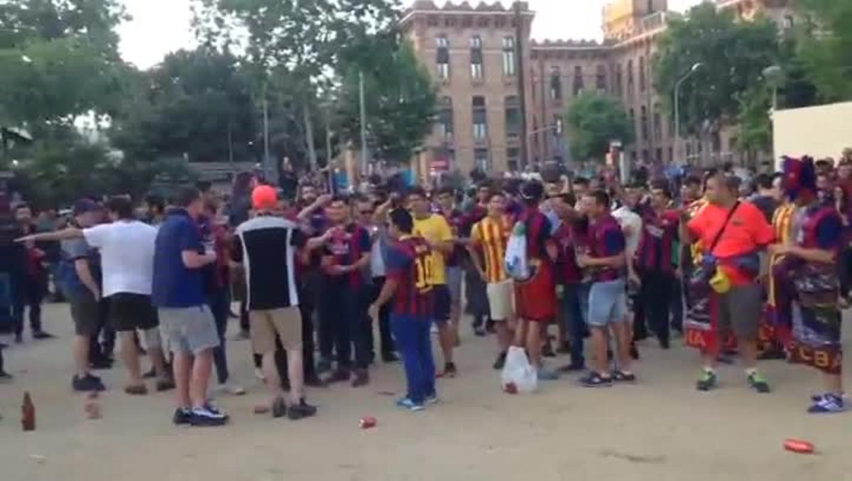 La afición calentó en los alrededores del Camp Nou