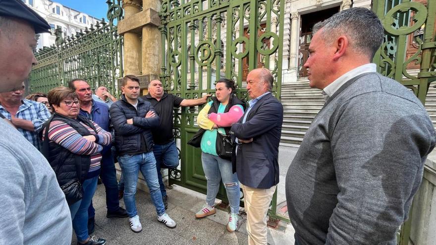 El alcalde de Proaza, Fernando Figaredo, y el diputado Luis Venta (primero y segundo por la derecha, respectivamente), con los ganaderos concentrados ante la Junta; en el centro, Borja Fernández (URA). | M. RIERA