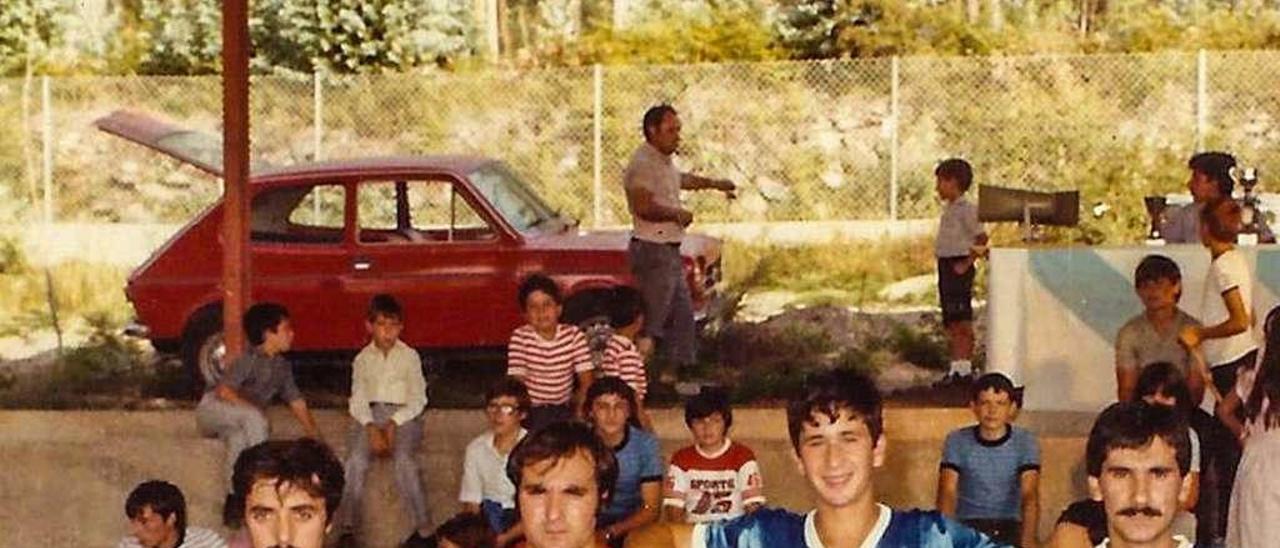 Algunos de los jugadores del Cultural de Meaño en el año 1982. // Iñaki Abella