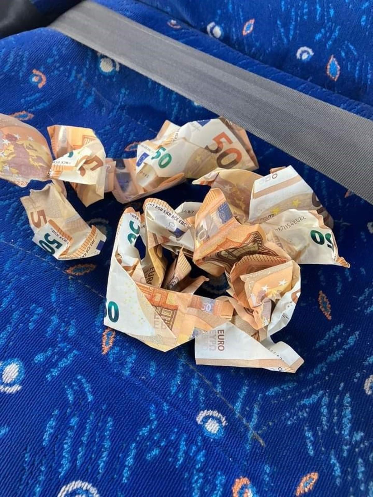 Billetes de 50 euros recogidos de la A-7 en Marbella