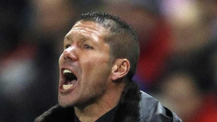 Simeone da instrucciones a sus jugadores durante un partido. | reuters