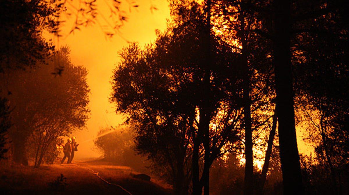 L’incendi declarat a Vilopriu avança i ja afecta 400 hectàrees.