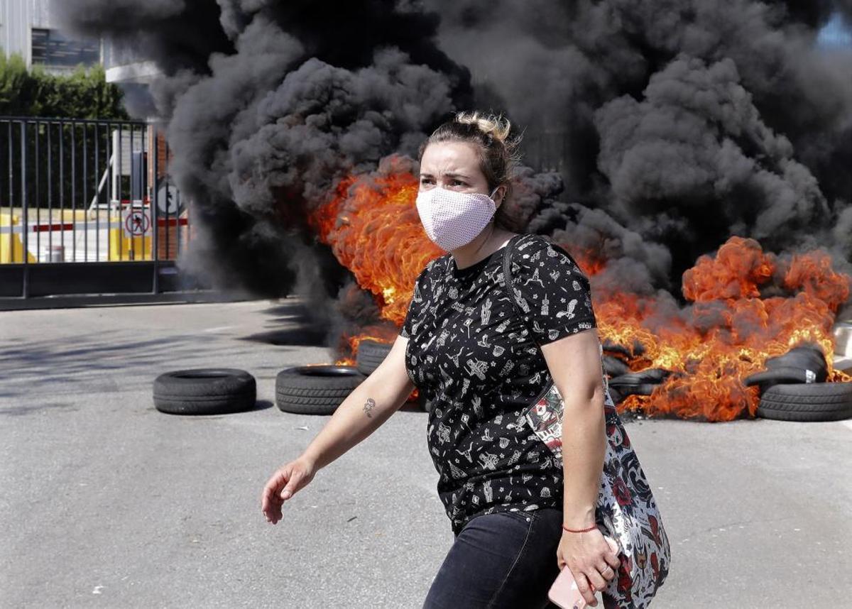Trabajadores de la planta de Nissan en la Zona Franca de Barcelona protestan ante el cierre