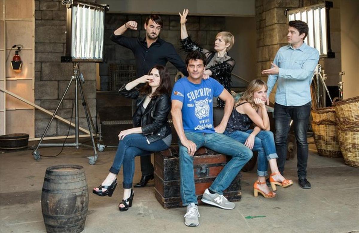 Joel Joan (centre), amb la resta d’actors de la comèdia de TV-3 ’El crac’.