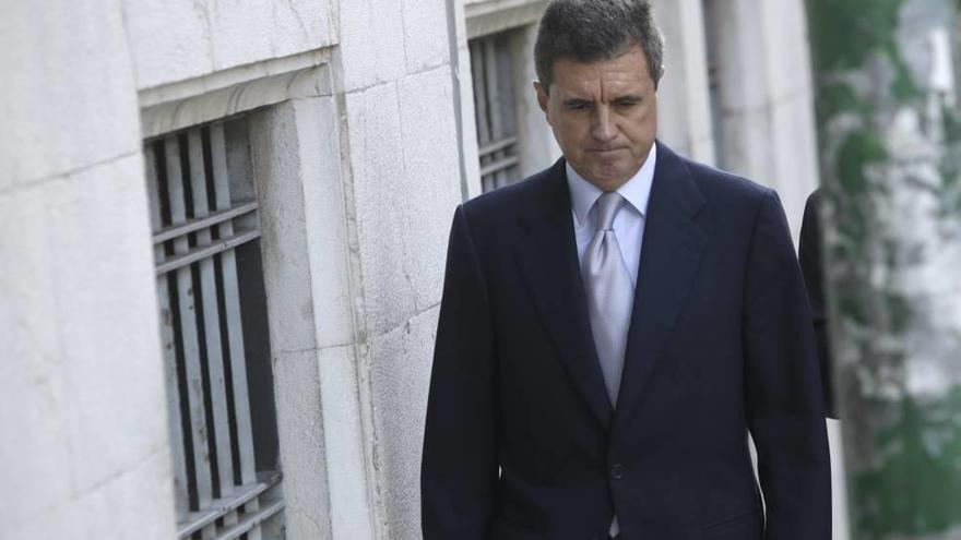 Un Jaume Matas, mucho más delgado, llegó nervioso a los juzgados de Palma, donde estuvo pocos minutos.