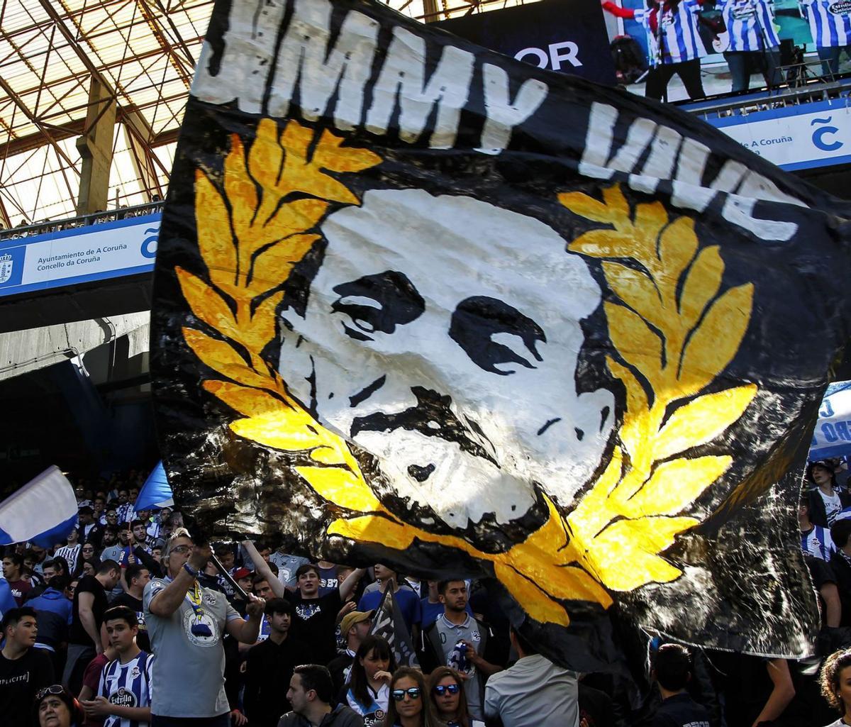 Bandera en las gradas de Riazor en recuerdo de Jimmy e imagen del aficionado coruñés. | 13Fotos