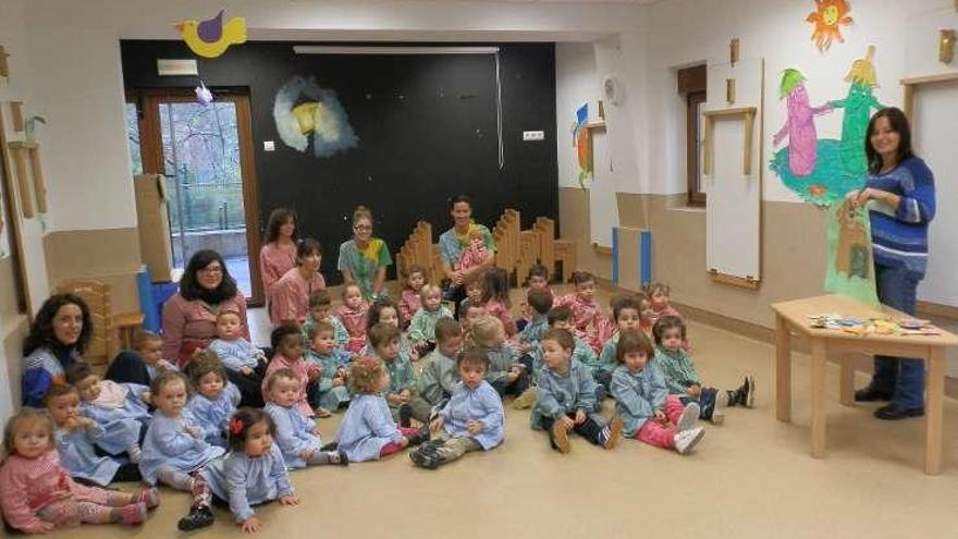 Los niños de Cangas, ayer, escuchando el cuentacuentos.