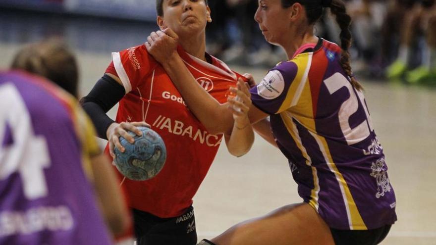 Cecilia Cacheda, con la pelota, durante un partido del Godoy Maceira de esta campaña. // R. Grobas