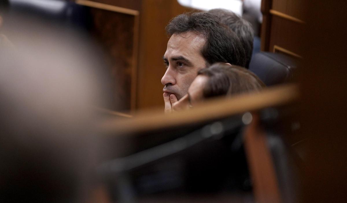 Carlos Cuerpo. Pedro Sánchez comparece en el Congreso de los Diputados para informar sobre la posición del Gobierno ante la guerra de Oriente Próximo. Carlos Cuerpo. Pedro Sánchez comparece en el Congreso de los Diputados para informar sobre la posición del Gobierno ante la guerra de Oriente Próximo.