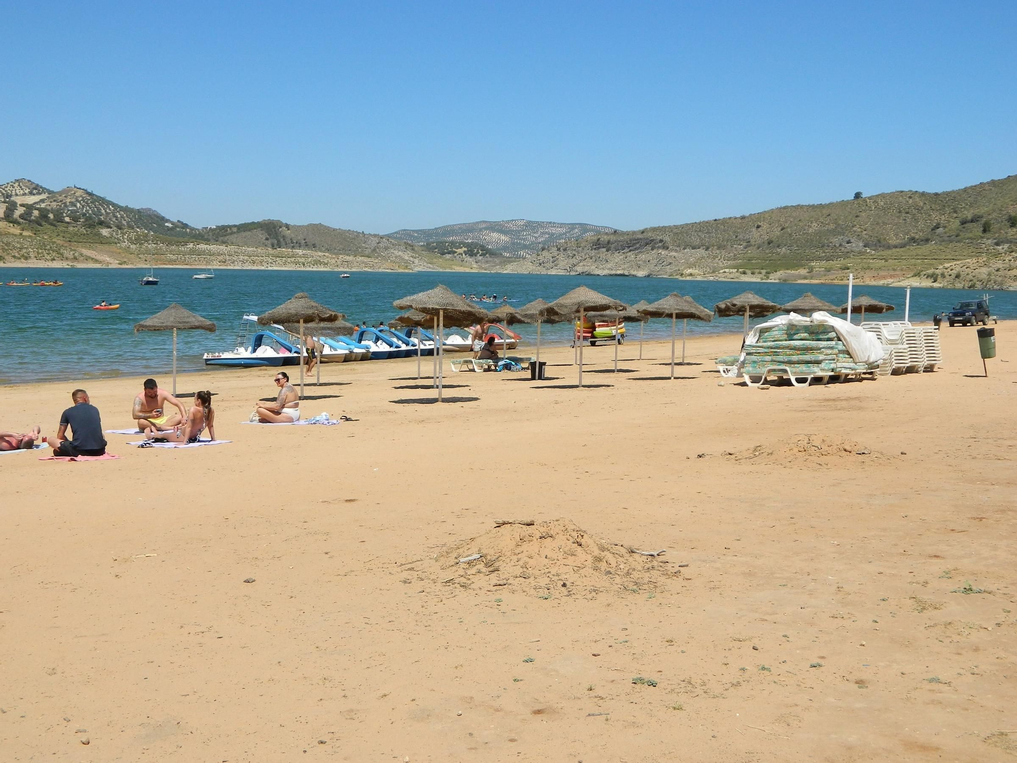 Los cordobeses disfrutan de sus playas de interior en Iznájar y La Colada