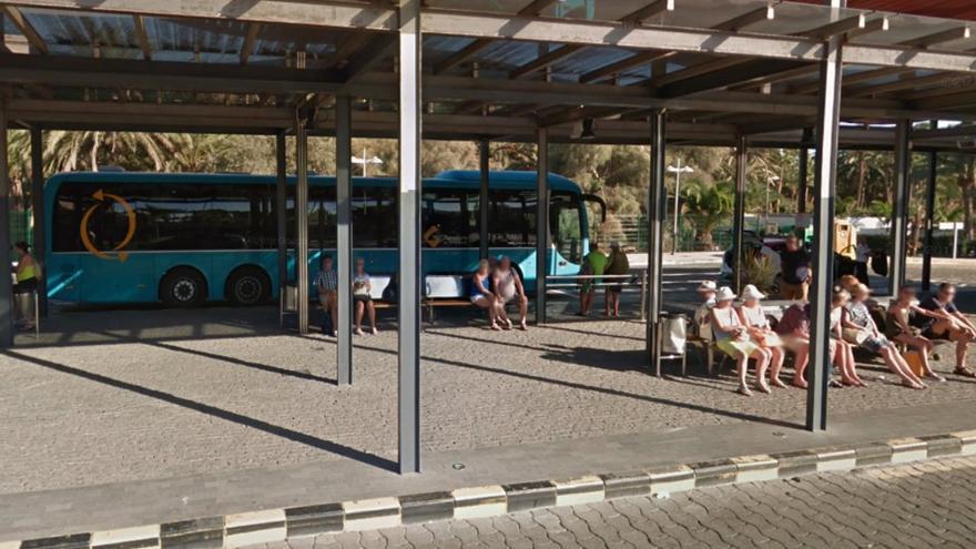 Un coche choca contra una marquesina de guaguas en Gran Canaria