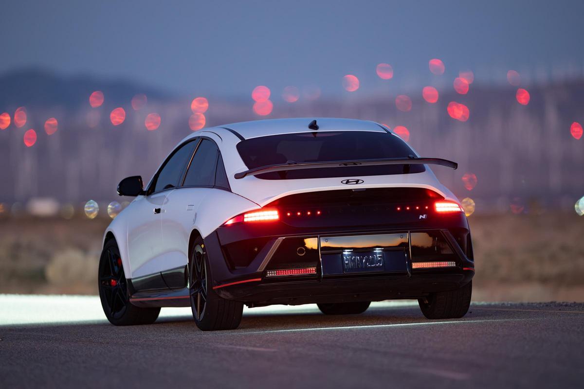 Hyundai ha incluido un alerón trasero en forma de cuello de cisne