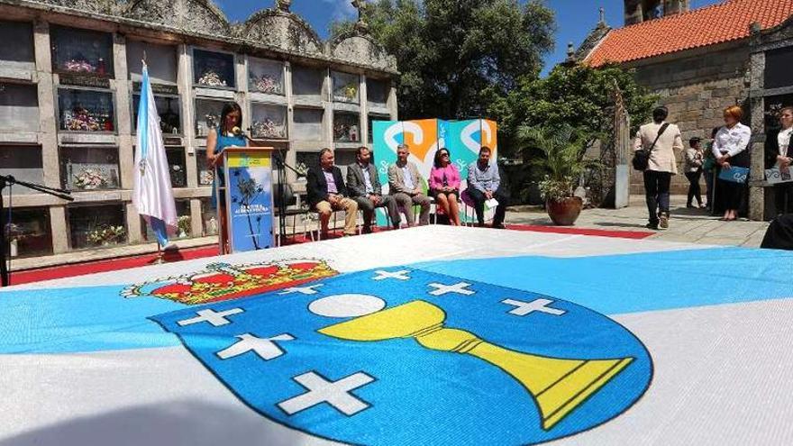 A concelleira Teresa Pérez e intervintes, onte, durante o acto no cemiterio de Santa María.