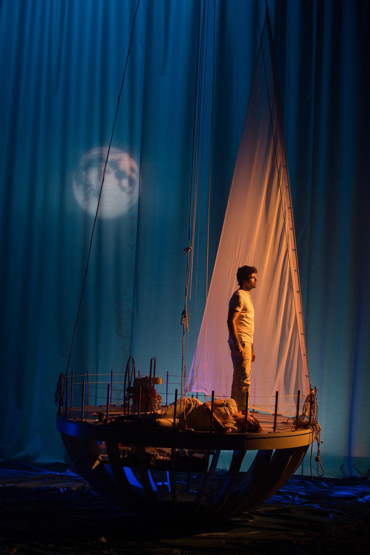 Miguel Ángel Rodríguez y Cuca Escribano durante la obra de teatro ‘El síndrome del copiloto’.