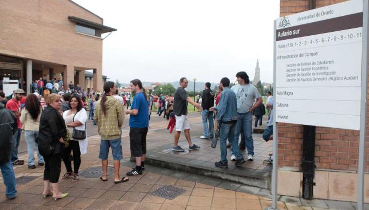 Candidatos de «Gijón inserta», a la espera de ser llamados para examinarse.