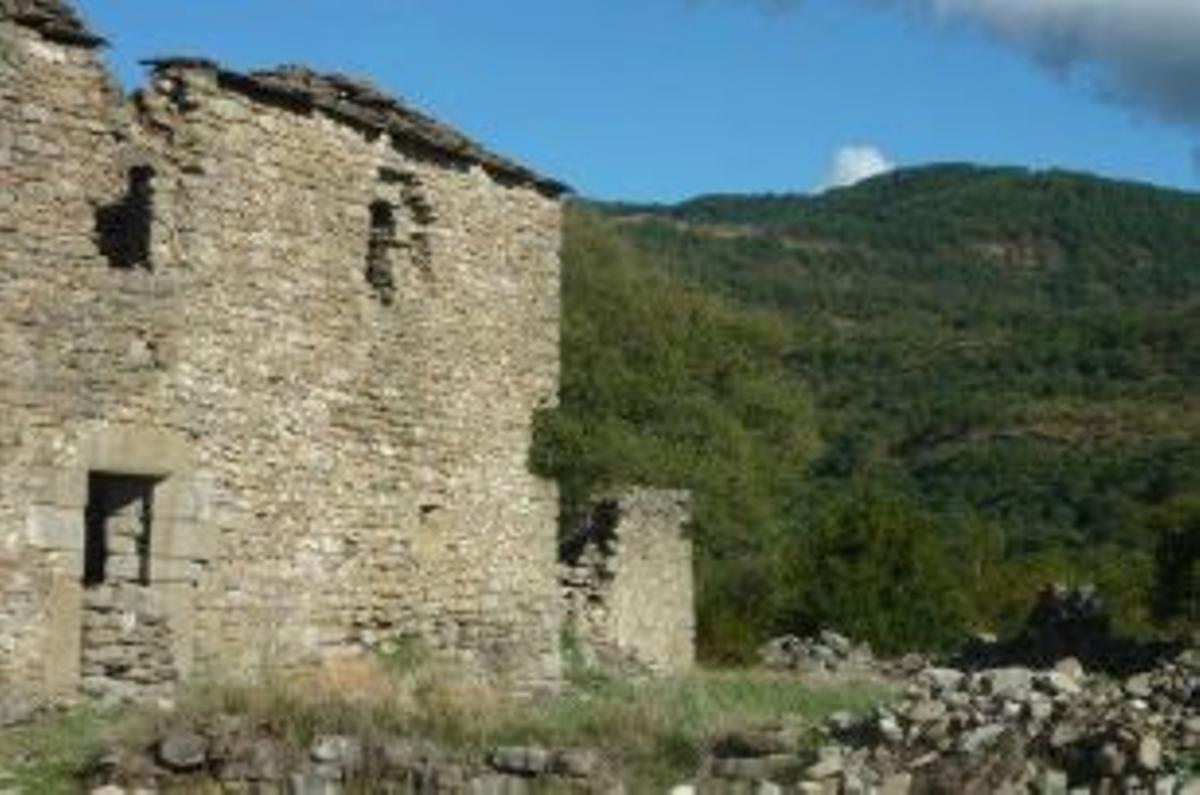 En el pueblo hay dos casas para rehabilitar que cuentan con permiso del ayuntamiento.