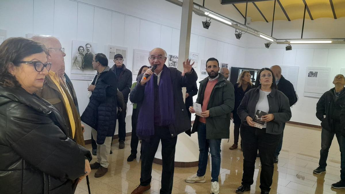 El estudioso Buenaventura Navarro, junto al alcalde y la concejala, en la inauguración.