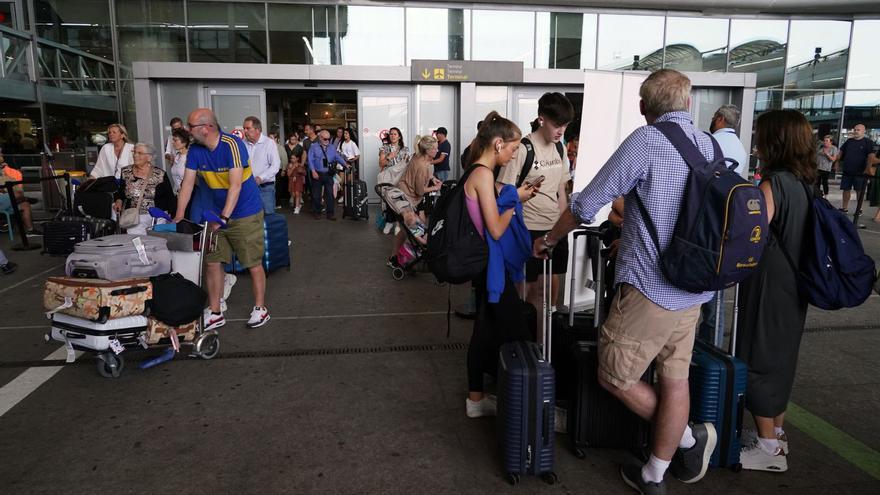 Varios turistas portan sus maletas en el Aeropuerto de Málaga.