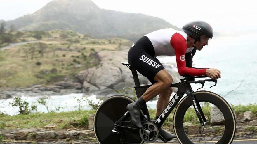 Cancellara pedalea durante la contrarreloj disputada ayer. // Efe