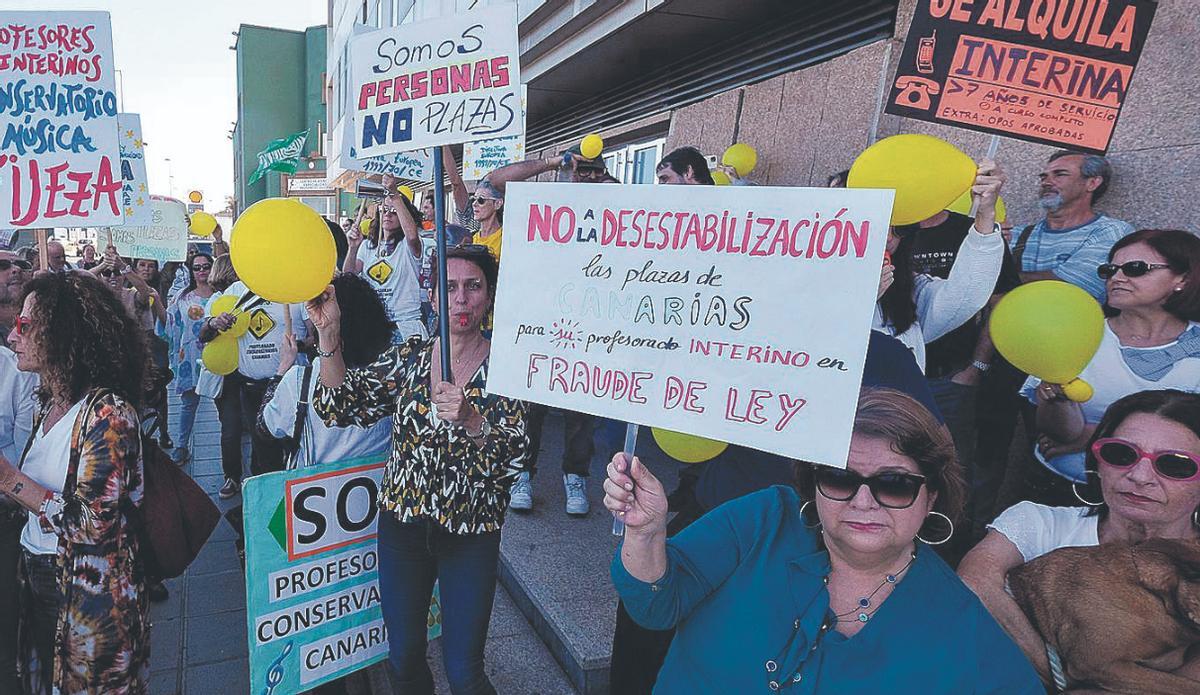 Concentración de interinos ante la sede de la Consejería de Educación.