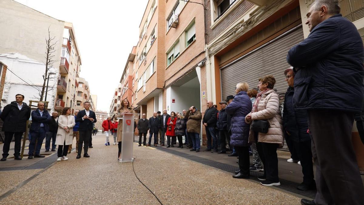 Se han invertido cerca de 600.000 euros en la renovación de la calle Belchite.