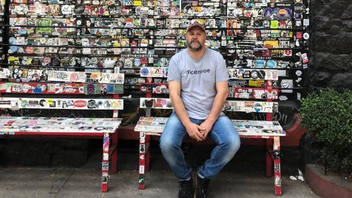 Ricardo Lezón, en la Colonia Roma de Ciudad de México, a la que dedica una canción en su nuevo disco.