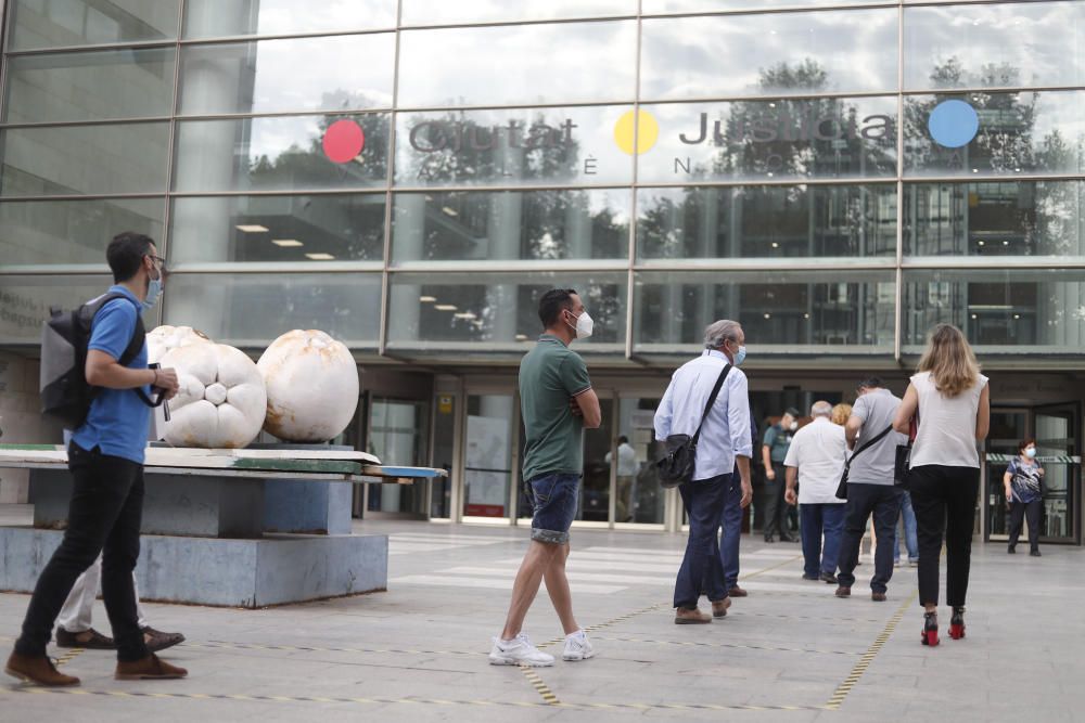 Colas en el primer día de apertura de los juzgados en València