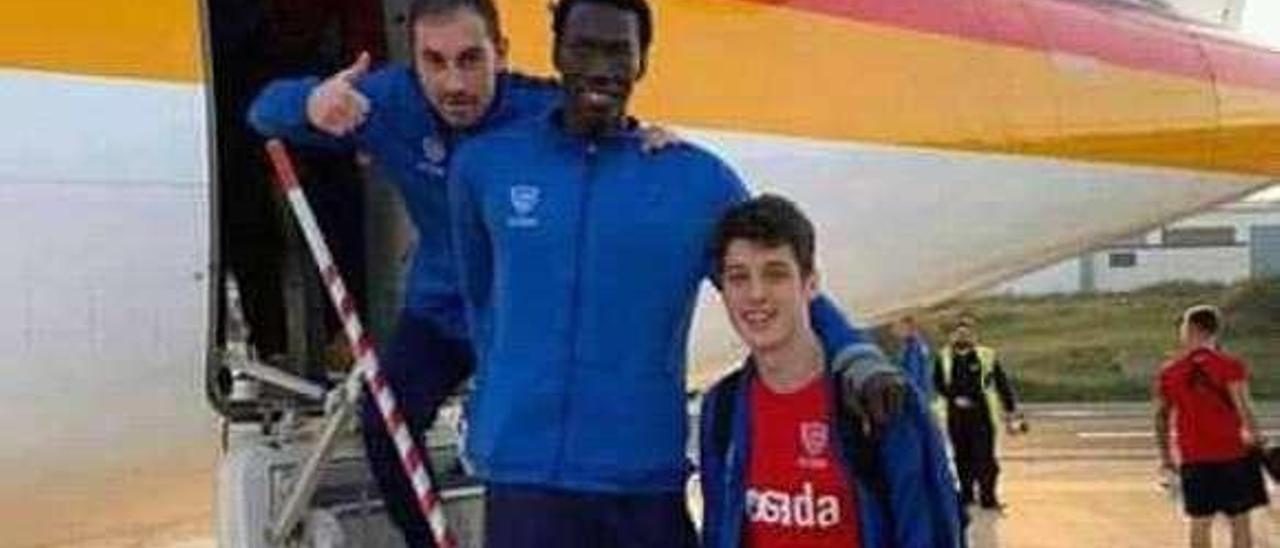 Diego Artime, Saha y Enol Rodríguez, bajando del avión en Melilla.