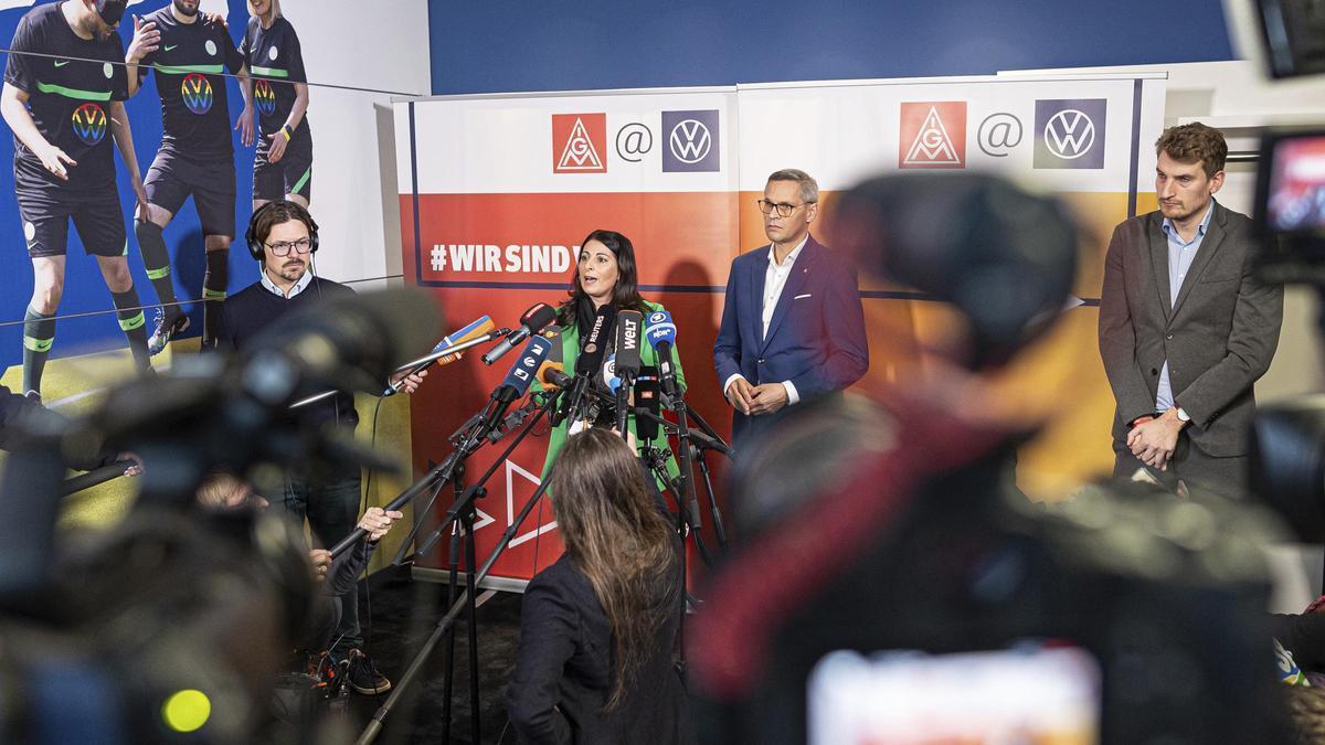 Daniela Cavallo, presidenta del comité de empresa del grupo VW, y Thorsten Gröger, director de distrito de IG Metall, antes del inicio de la nueva ronda negociadora.