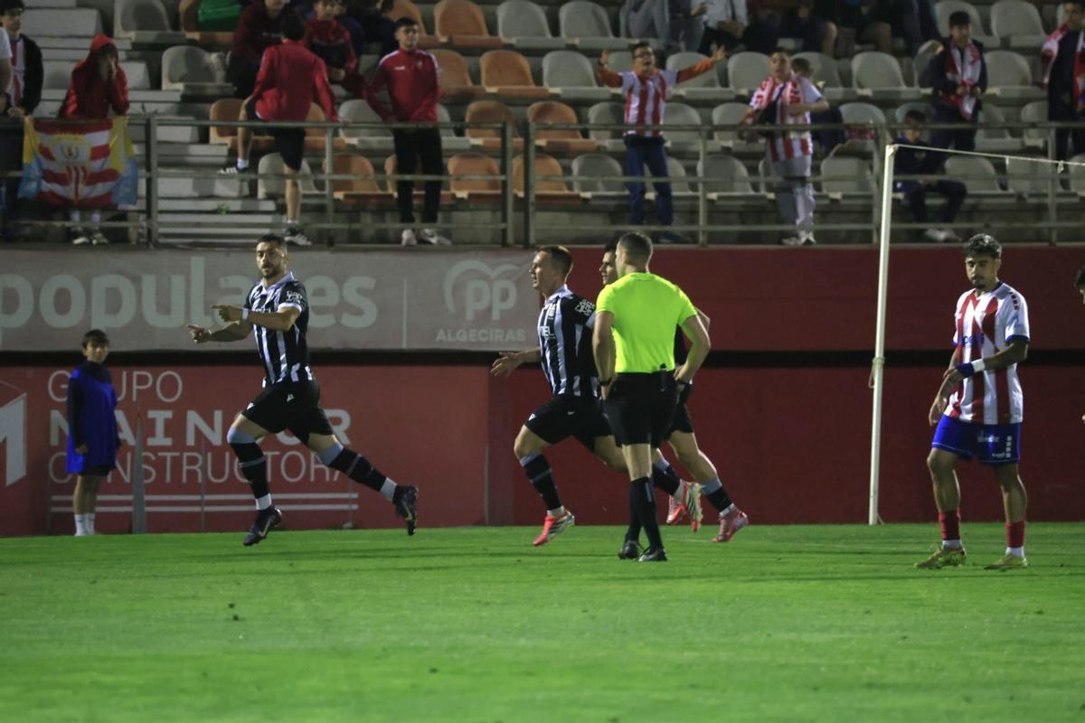 Yanis Rahmani celebra su gol de penalti ante la mirada del colegiado del encuentro, Federico Javier Saiz.