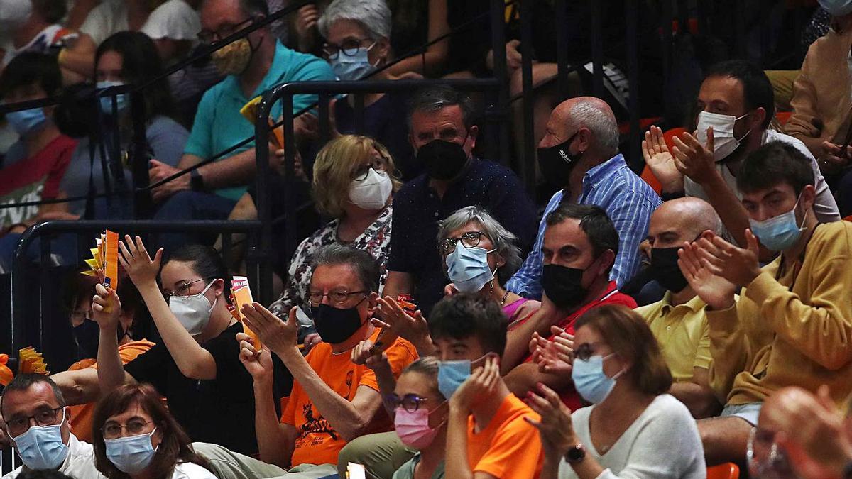 La afición de Valencia Basket el pasado domingo en el partido contra el Real Madrid. | FRANCISCO CALABUIG