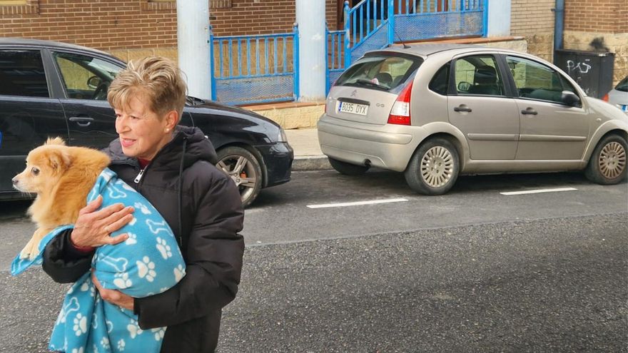 Hablan los vecinos del detenido en La Corredoria tras hallar los restos de su madre rodeados de perros y gatos: “No creo que la matara, eran inseparables”