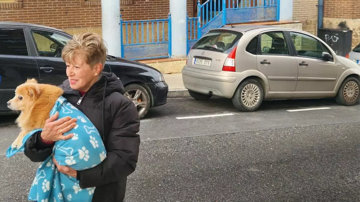 Hablan los vecinos del detenido en La Corredoria tras hallar los restos de su madre rodeados de perros y gatos: “No creo que la matara, eran inseparables”