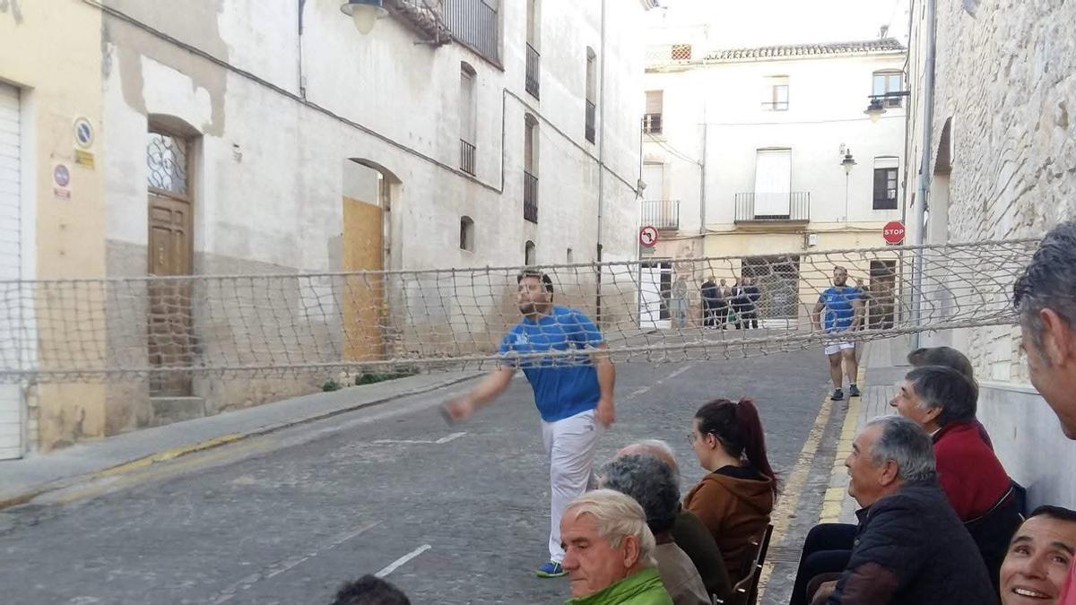 Partida de pilota valenciana en el Carrer de la Pilota de Ontinyent, en una imagen de archivo.