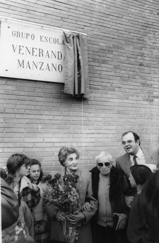 Veneranda Manzano (tercera por la derecha) en la inauguración del centro.