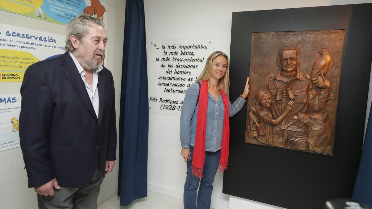 La bióloga Odile Rodríguez de la Fuente contempla junto a Belloch, exalcade de Zaragoza, la escultura.