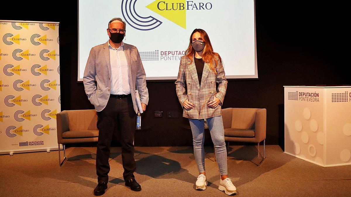 Desde la izquierda, Federico Mallo y Blanca García-Orea, antes de comenzar la conferencia-coloquio en el Club FARO. |   // JOSÉ LORES