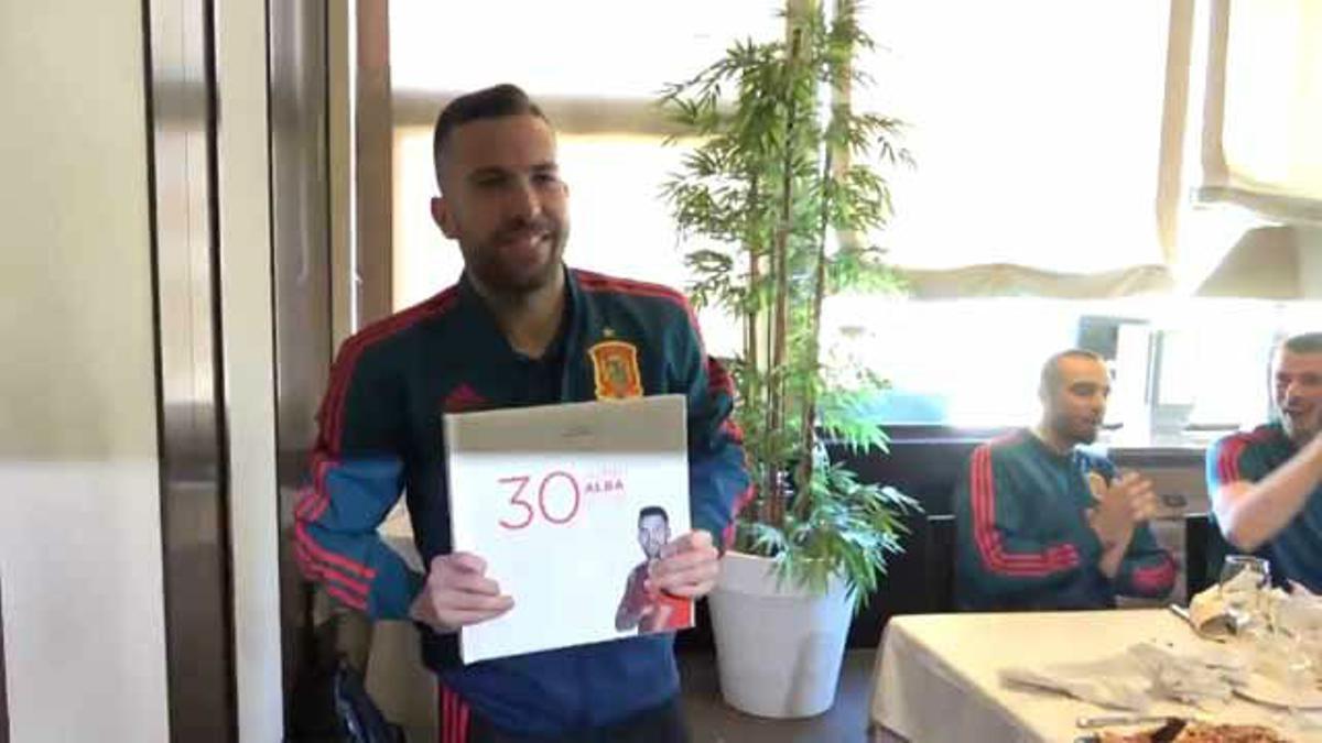 La selección felicita a Jordi Alba su cumpleaños con sorpresa incluida