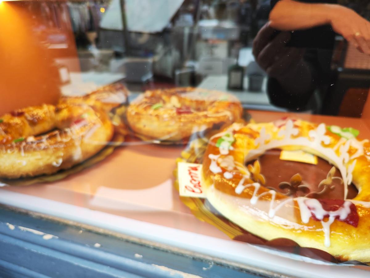 Roscones en una vitrina de una pastelería moscona, este domingo.