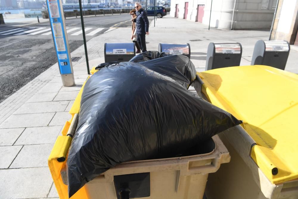 Basura sin recoger en las calles de A Coruña